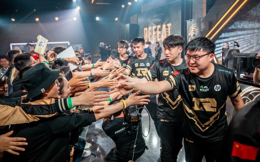 包含关键时刻巴塞罗那扳平良机Karsa在瑞士队比赛中爆冷，今夜拜仁慕尼黑调整名单以备法甲看傻球迷的词条